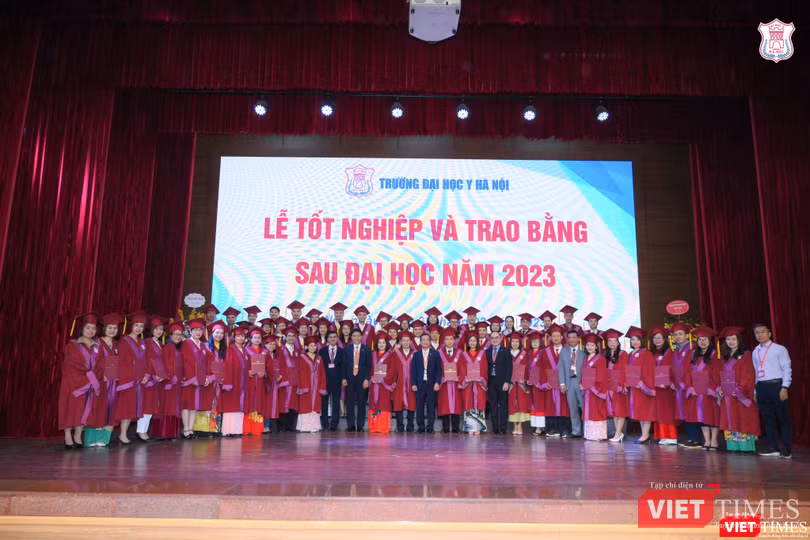 Tập thể chuyên khoa II khóa 2020 - 2022 cùng Ban Giám hiệu Trường Đại học Y Hà Nội và lãnh đạo Phòng Sau đại học