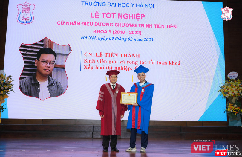 GS.TS. Nguyễn Hữu Tú tặng thưởng cho sinh viên tốt nghiệp loại Giỏi