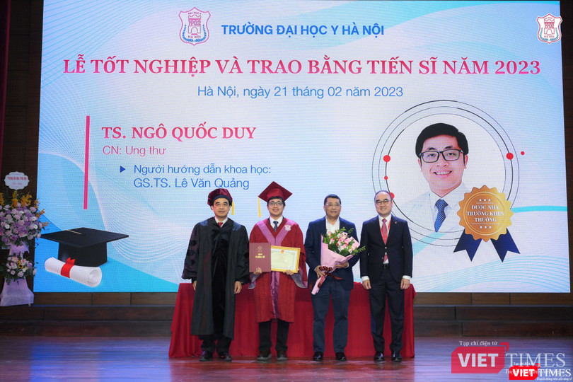 Trao bằng cho tân tiến sĩ Ngô Quốc Duy và tặng hoa giáo viên hướng dẫn nghiên cứu sinh là GS.TS. Lê Văn Quảng - Giám đốc Bệnh viện K Trao bằng cho tân tiến sĩ Ngô Quốc Duy và tặng hoa giáo viên hướng dẫn nghiên cứu sinh là GS.TS. Lê Văn Quảng - Giám đốc Bệnh viện K