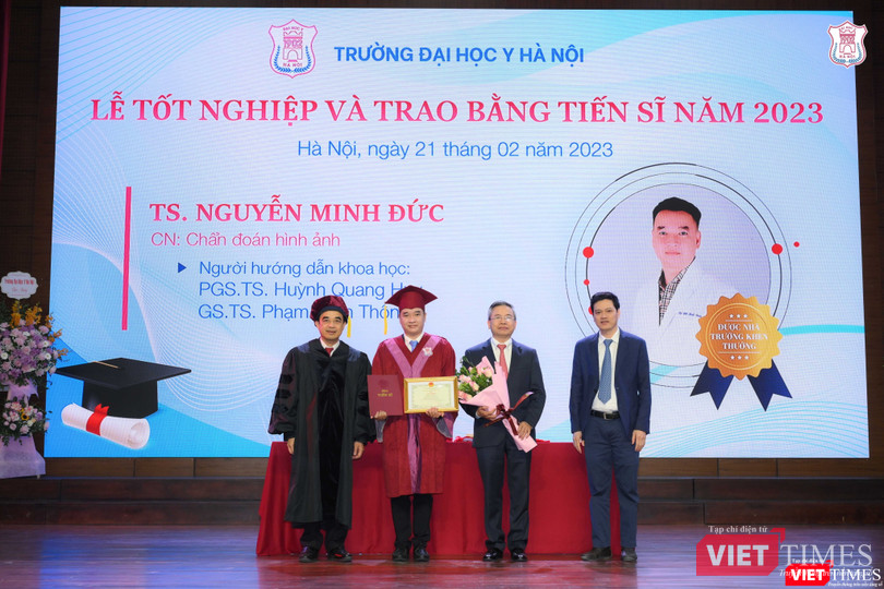 Trao bằng cho tân tiến sĩ Nguyễn Minh Đức và tặng hoa giáo viên hướng dẫn nghiên cứu sinh là GS.TS. Phạm Minh Thông Trao bằng cho tân tiến sĩ Nguyễn Minh Đức và tặng hoa giáo viên hướng dẫn nghiên cứu sinh là GS.TS. Phạm Minh Thông
