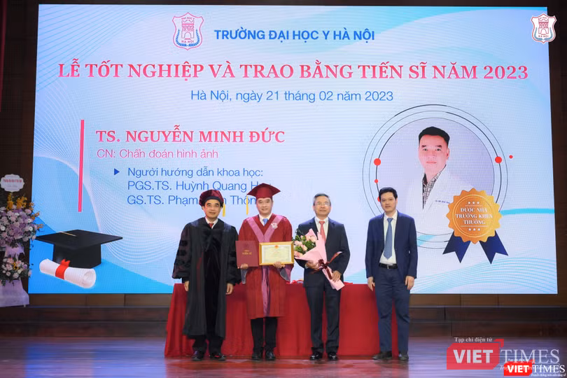Trao bằng cho tân tiến sĩ Nguyễn Minh Đức và tặng hoa giáo viên hướng dẫn nghiên cứu sinh là GS.TS. Phạm Minh Thông