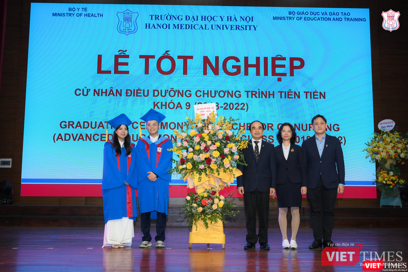 Các tân Cử nhân tri ân các thầy cô giáo