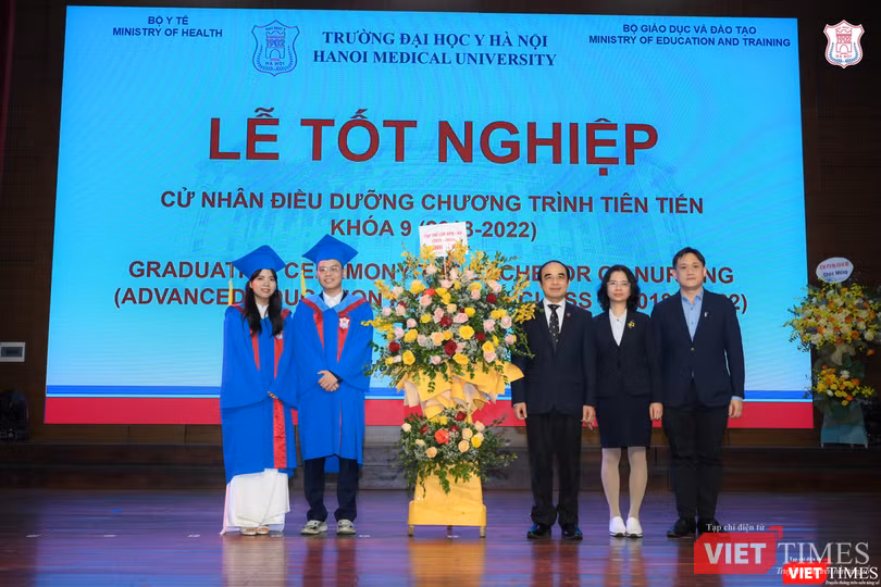 Các tân Cử nhân tri ân các thầy cô giáo