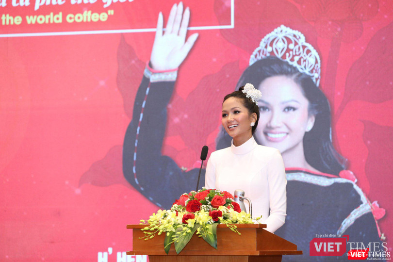 Hoa hậu H’Hen Niê tự hào được sinh ra trong một gia đình trồng cà phê, trên mảnh đất “Thủ phủ cà phê”.