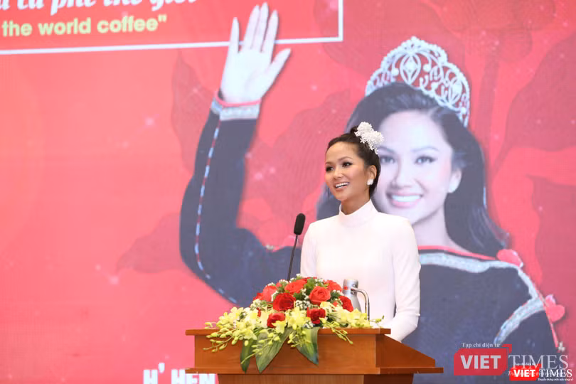 Hoa hậu H’Hen Niê tự hào được sinh ra trong một gia đình trồng cà phê, trên mảnh đất “Thủ phủ cà phê”.