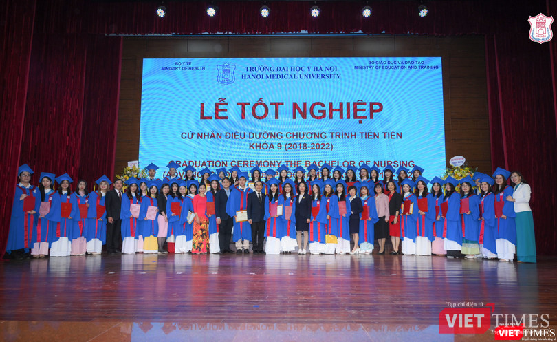 Thầy và trò trong lễ tốt nghiệp