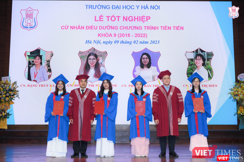 GS.TS. Nguyễn Hữu Tú - Hiệu trưởng và TS. Trương Quang Trung - Phó trưởng Khoa Điều dưỡng Trường Đại học Y Hà Nội trao bằng tốt nghiệp cho các tân Cử nhân Điều dưỡng của chương trình đào tạo quốc tế