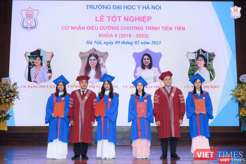 GS.TS. Nguyễn Hữu Tú - Hiệu trưởng và TS. Trương Quang Trung - Phó trưởng Khoa Điều dưỡng Trường Đại học Y Hà Nội trao bằng tốt nghiệp cho các tân Cử nhân Điều dưỡng của chương trình đào tạo quốc tế