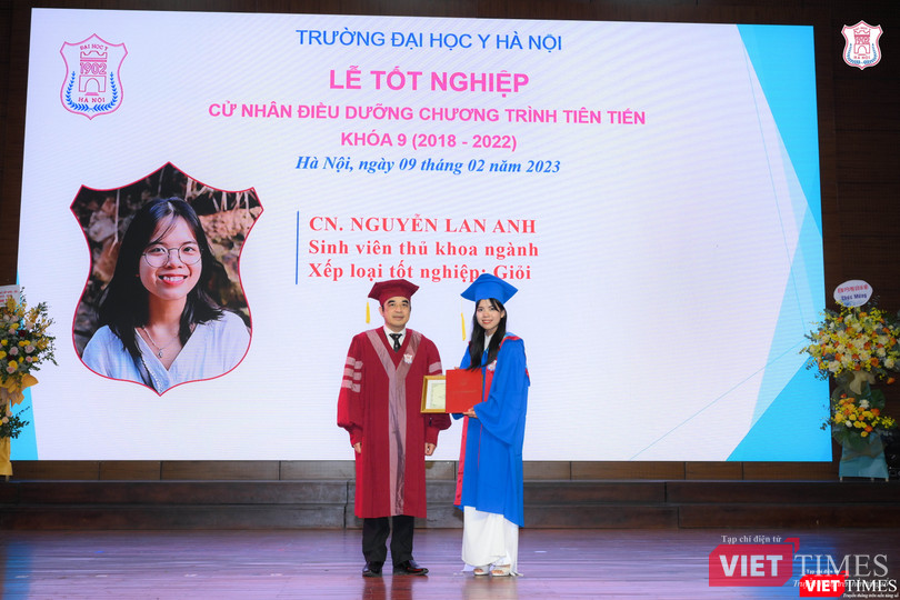 GS.TS. Nguyễn Hữu Tú chúc mừng sinh viên đạt Thủ khoa ngành và tốt nghiệp loại Giỏi