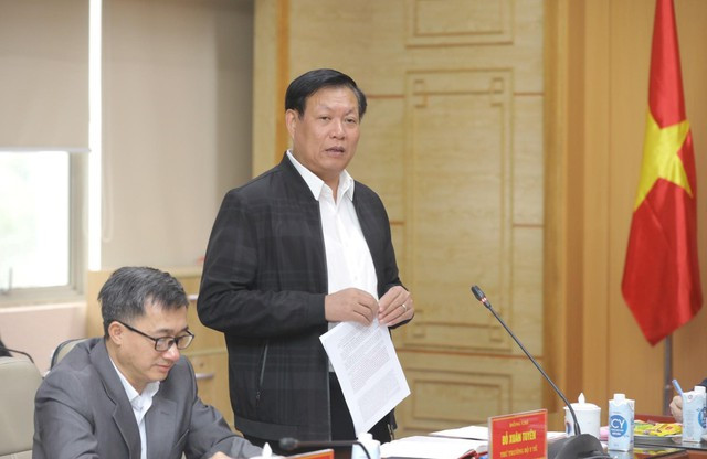 Thứ trưởng Bộ Y tế Đỗ Xuân Tuyên báo cáo với Phó Thủ tướng Trần Hồng Hà về hàng loạt khó khăn, vướng mắc trong lĩnh vực mua thuốc, trang thiết bị Thứ trưởng Bộ Y tế Đỗ Xuân Tuyên báo cáo với Phó Thủ tướng Trần Hồng Hà về hàng loạt khó khăn, vướng mắc trong lĩnh vực mua thuốc, trang thiết bị