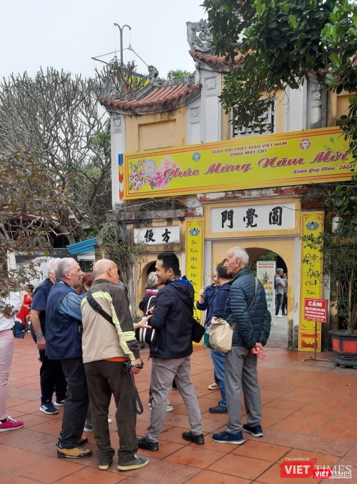 Khách du lịch nước ngoài tham quan Di sản chùa Một Cột