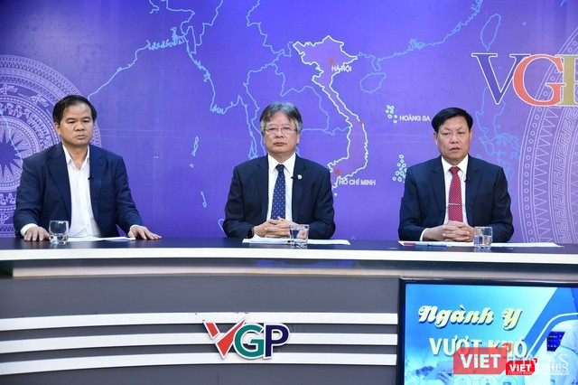 Thứ trưởng Bộ Y tế Đỗ Xuân Tuyên; GS.TS. Trần Bình Giang - Giám đốc BV HN Việt Đức; PGS.TS. Đào Xuân Cơ - Giám đốc BV Bạch Mai - tham gia buổi tọa đàm Thứ trưởng Bộ Y tế Đỗ Xuân Tuyên; GS.TS. Trần Bình Giang - Giám đốc BV HN Việt Đức; PGS.TS. Đào Xuân Cơ - Giám đốc BV Bạch Mai - tham gia buổi tọa đàm