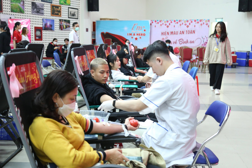 Rất đông người dân tham gia Lễ hội Xuân hồng để hiến máu cứu chữa người bệnh