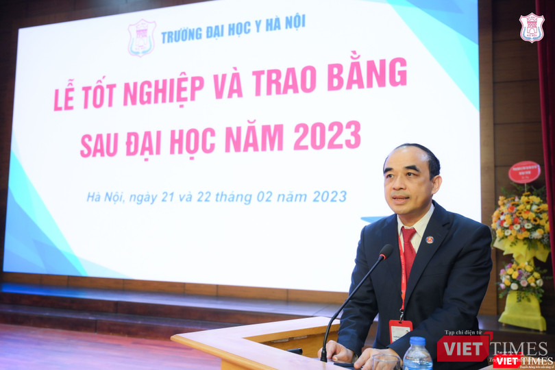 GS.TS. Nguyễn Hữu Tú - Hiệu trưởng Trường Đại học Y Hà Nội - phát biểu tại lễ tốt nghiệp và trao bằng GS.TS. Nguyễn Hữu Tú - Hiệu trưởng Trường Đại học Y Hà Nội - phát biểu tại lễ tốt nghiệp và trao bằng