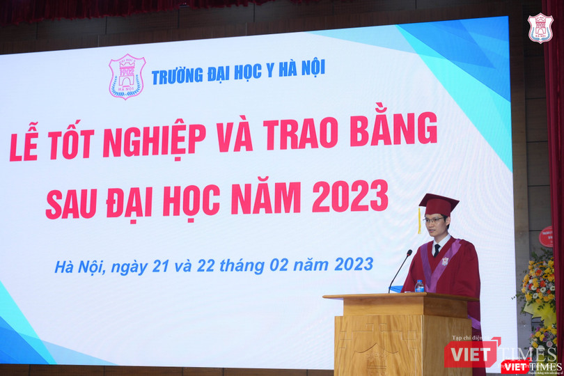 Bác sĩ chuyên khoa II Bùi Văn Dũng thay mặt các học viên Sau đại học phát biểu ý kiến Bác sĩ chuyên khoa II Bùi Văn Dũng thay mặt các học viên Sau đại học phát biểu ý kiến