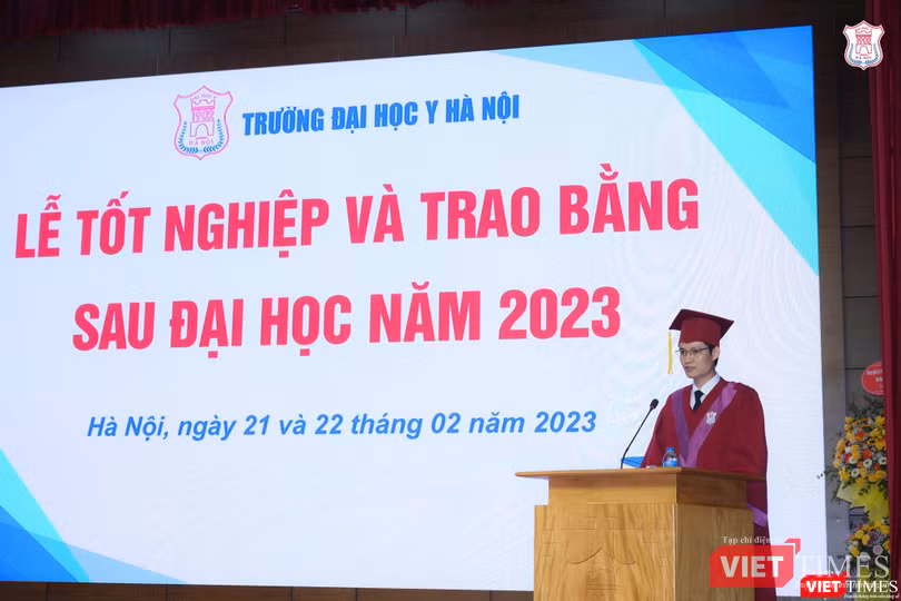 Bác sĩ chuyên khoa II Bùi Văn Dũng thay mặt các học viên Sau đại học phát biểu ý kiến