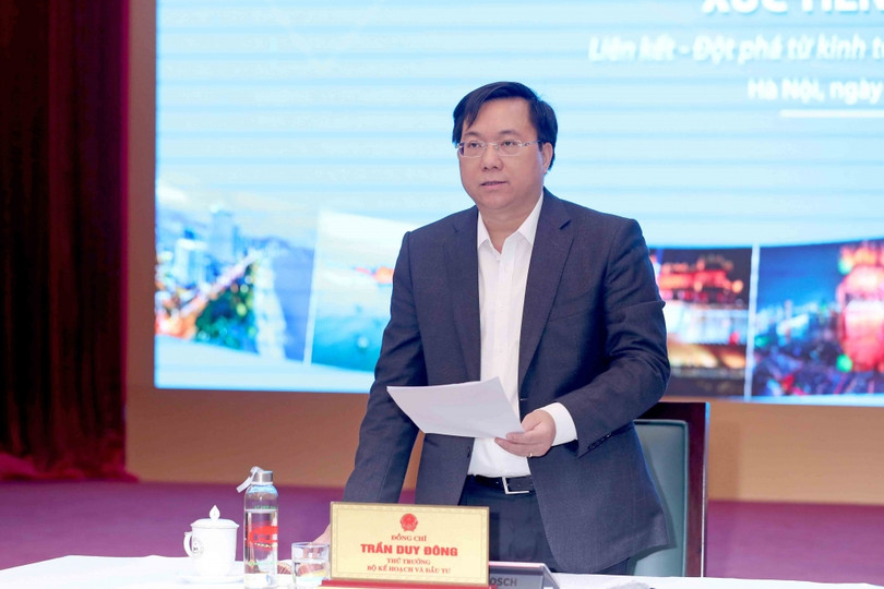 Thứ trưởng Bộ Kế hoạch và Đầu tư Trần Duy Đông trao đổi thông tin về Hội nghị. Thứ trưởng Bộ Kế hoạch và Đầu tư Trần Duy Đông trao đổi thông tin về Hội nghị.