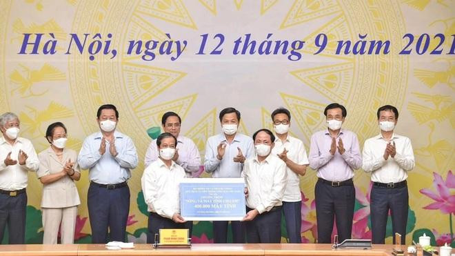 Các doanh nghiệp và địa phương ủng hộ chương trình Sóng và máy tính cho em ngay trong buổi lễ - Nguồn: báo Dantri.com.vn Các doanh nghiệp và địa phương ủng hộ chương trình Sóng và máy tính cho em ngay trong buổi lễ - Nguồn: báo Dantri.com.vn