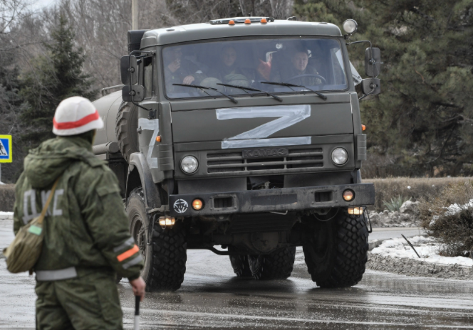Chữ "Z" trên xe quân sự Nga ở Ukraine. Chữ "Z" trên xe quân sự Nga ở Ukraine.