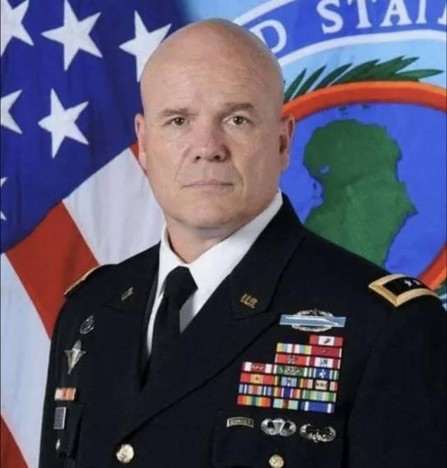 Tướng Mỹ Roger Cloutier, Tư lệnh tối cao của lục quân NATO ở châu Âu, người bị đồn đang kẹt ở Mariupol.