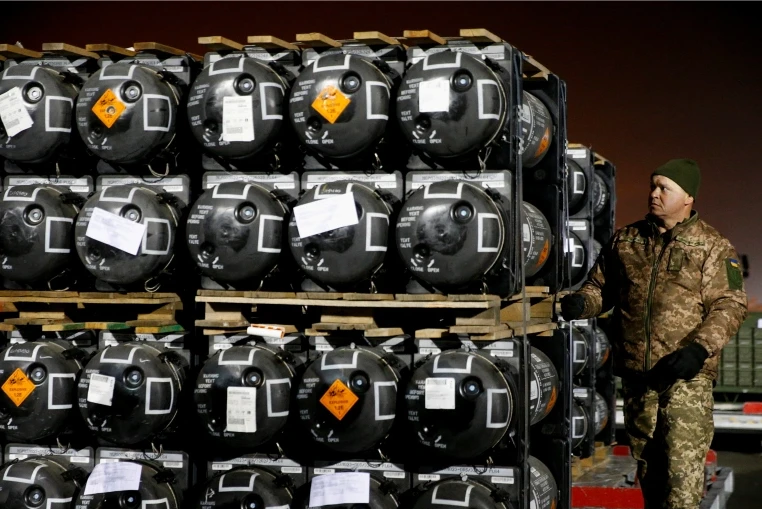 Tên lửa chống tăng Javelin là loại vũ khí được ưu tiên viện trợ hàng đầu. Tên lửa chống tăng Javelin là loại vũ khí được ưu tiên viện trợ hàng đầu.