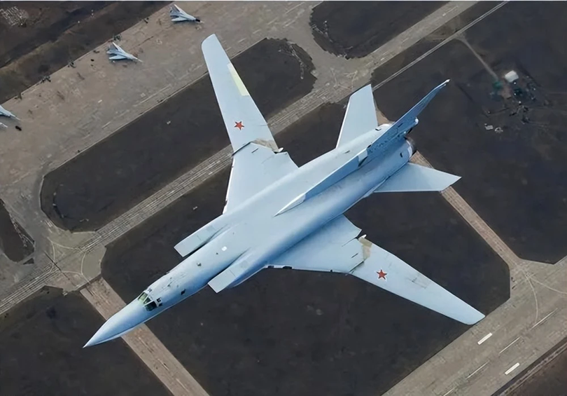 Máy bay ném bom chiến lược Tu-22 được Nga sử dụng để ném bom Mariupol.