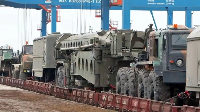 Các phương tiện quân sự của NATO chở đến Ukraine. Các phương tiện quân sự của NATO chở đến Ukraine.