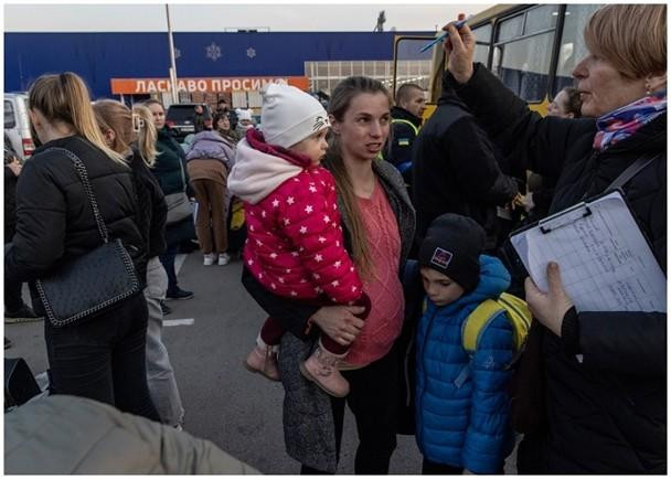 Người dân Mariupol lên xe bus rời thành phố ngày 20/4.