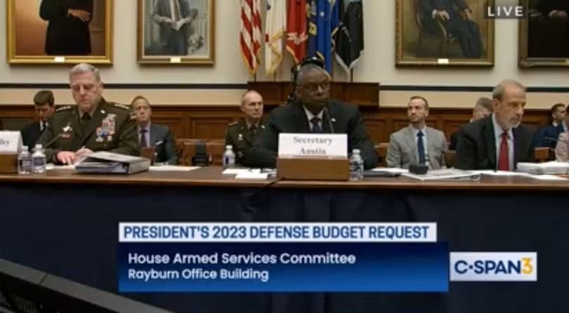 Ông Milley (trái) và Austin (giữa) điều trần trước Uỷ ban Quân lực Hạ viện Mỹ hôm 5/4.