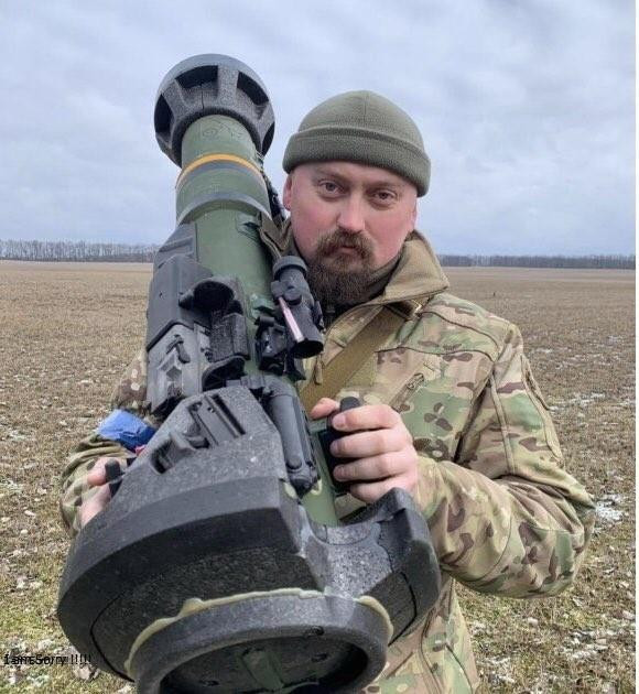 Bobanich với tên lửa chống tăng Javelin trong tay.