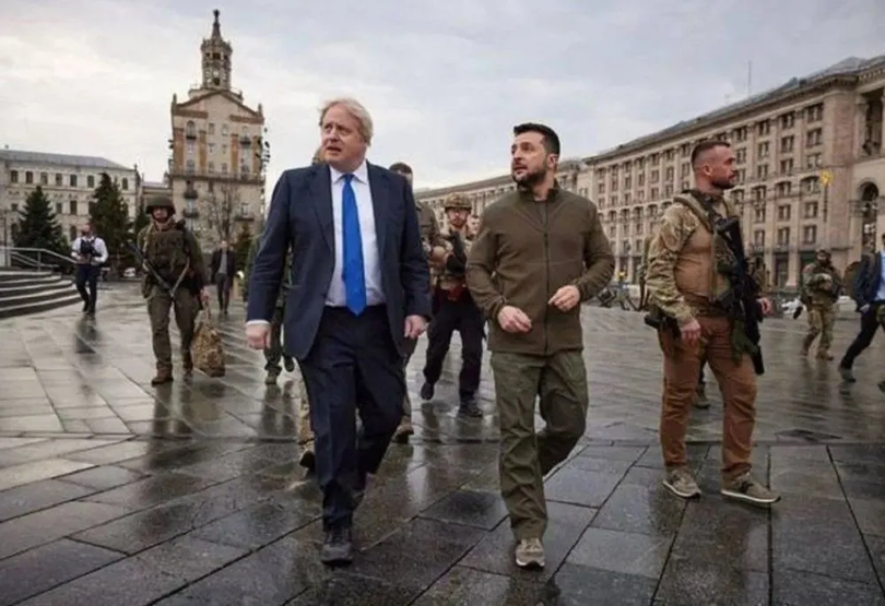 Thủ tướng Anh Boris Johnson trên đường phố Kiev, có tin xung quanh là các lính SAS đi hộ tống. Thủ tướng Anh Boris Johnson trên đường phố Kiev, có tin xung quanh là các lính SAS đi hộ tống.