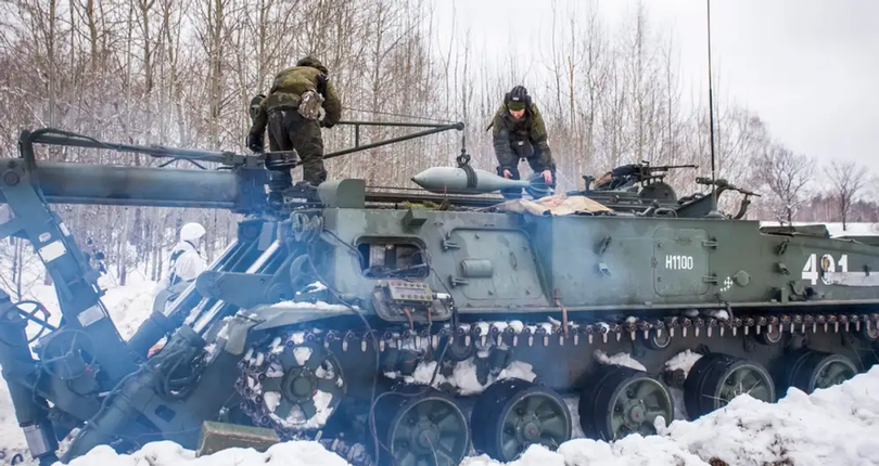 Pháo thủ dùng cần cẩu để nạp đạn từ phía sau. Pháo thủ dùng cần cẩu để nạp đạn từ phía sau.