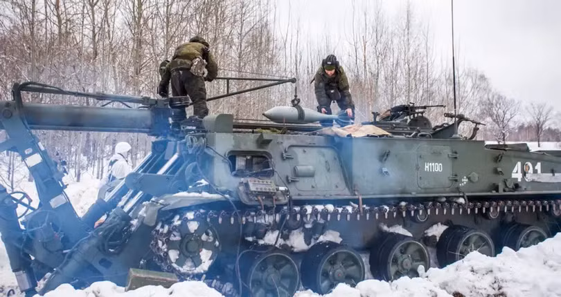 Pháo thủ dùng cần cẩu để nạp đạn từ phía sau. Pháo thủ dùng cần cẩu để nạp đạn từ phía sau.