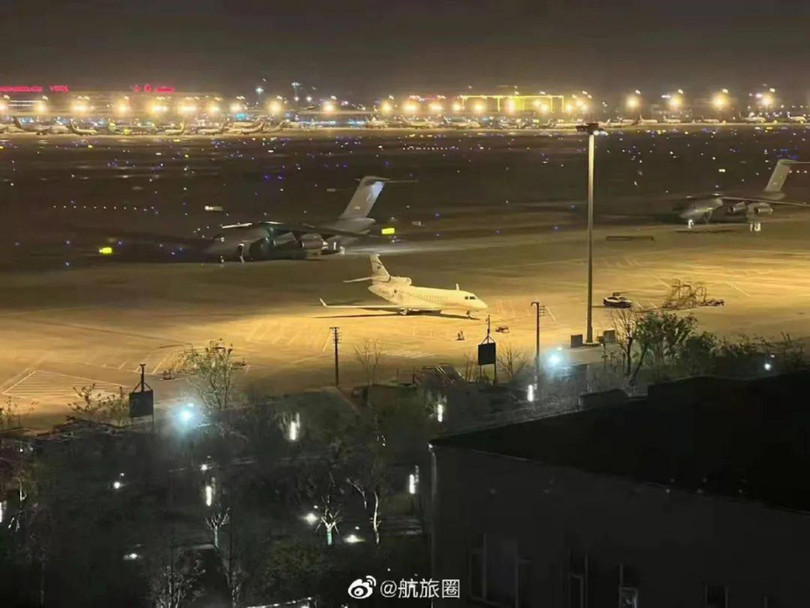 Các máy bay vận tải quân sự Y-20 đưa 2 ngàn lính đến Thượng Hải giúp chống dịch.