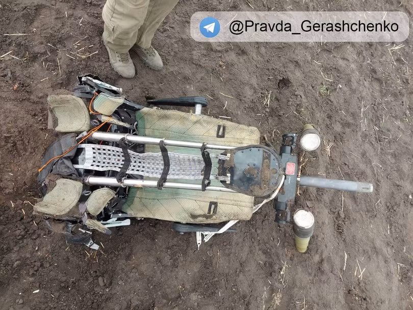 Chiếc ghế phi công được phóng ra khi phi công nhảy dù.