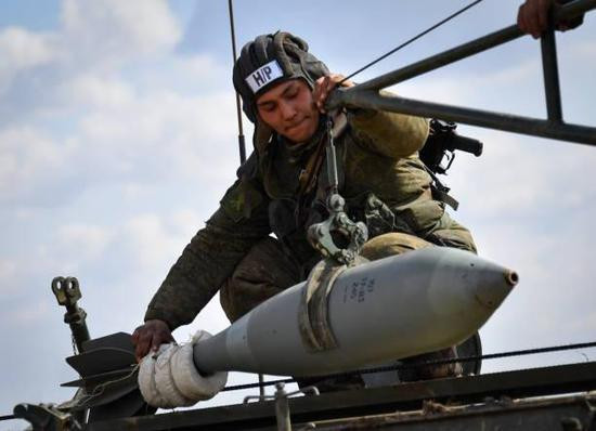 Mỗi quả đạn loại thường nặng tới 130kg. Mỗi quả đạn loại thường nặng tới 130kg.