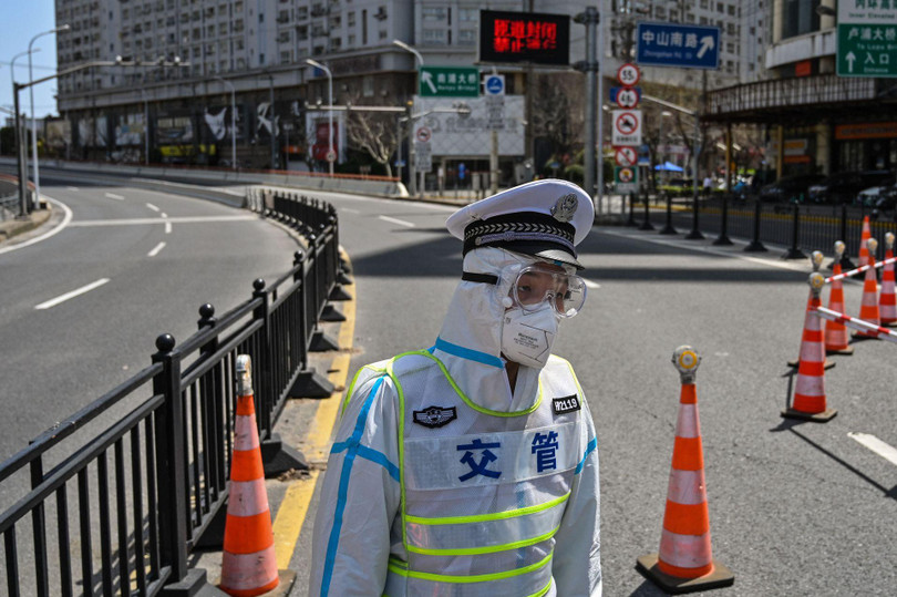 50 ngàn cảnh sát được huy động tham gia giúp Thượng Hải chống dịch.