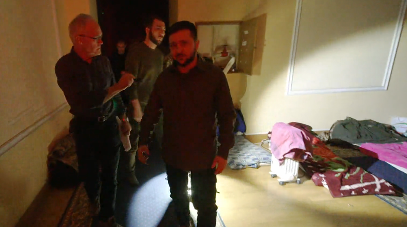 Ông Zelensky ở dưới hầm ngầm trong lòng đất Kiev. Ông Zelensky ở dưới hầm ngầm trong lòng đất Kiev.