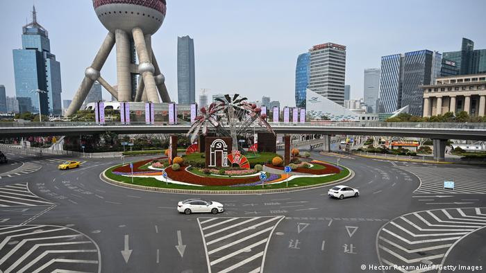 Đường phố Thượng Hải vắng vẻ do phong tỏa chống COVID-19 (Ảnh: AFP).