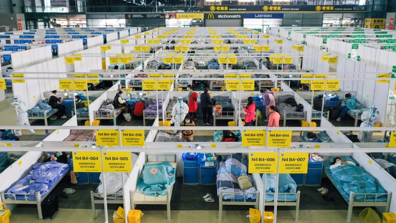 Bệnh viện khoang vuông khổng lồ được lập ở Trung tâm Hội chợ Triển lãm quốc tế Thượng Hải. Bệnh viện khoang vuông khổng lồ được lập ở Trung tâm Hội chợ Triển lãm quốc tế Thượng Hải.