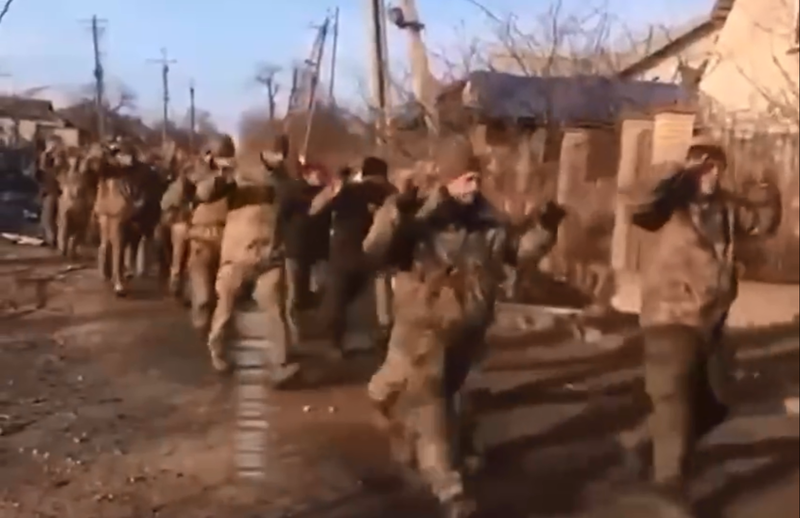 Lính Ukraine ở Mariupol đầu hàng quân Nga. Lính Ukraine ở Mariupol đầu hàng quân Nga.