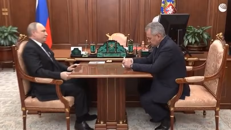 Ngày 21/4, tại Điện Kremlin, ông Putin nghe Bộ trưởng Quốc phòng Shoigu báo cáo tình hình chiến sự. Ngày 21/4, tại Điện Kremlin, ông Putin nghe Bộ trưởng Quốc phòng Shoigu báo cáo tình hình chiến sự.