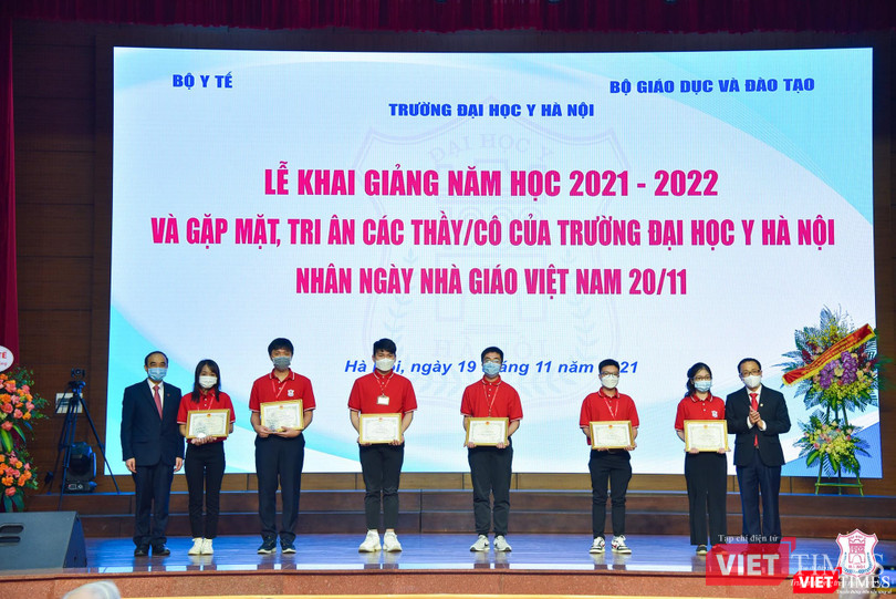 Lãnh đạo Trường Đại học Y Hà Nội tặng quà các sinh viên tiêu biểu nhân ngày khai giảng Lãnh đạo Trường Đại học Y Hà Nội tặng quà các sinh viên tiêu biểu nhân ngày khai giảng