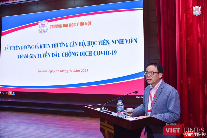 GS. TS. Tạ Thành Văn - Bí thư Đảng uỷ, Chủ tịch Hội đồng Trường Đại học Y Hà Nội, Trưởng Ban Chỉ đạo phòng, chống dịch của Trường - phát biểu tại buổi lễ GS. TS. Tạ Thành Văn - Bí thư Đảng uỷ, Chủ tịch Hội đồng Trường Đại học Y Hà Nội, Trưởng Ban Chỉ đạo phòng, chống dịch của Trường - phát biểu tại buổi lễ