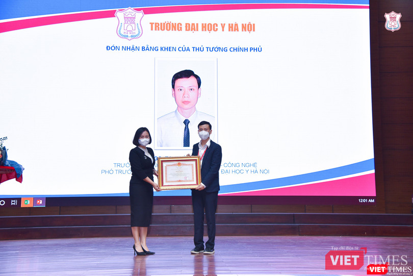 PGS. TS. Trần Huy Thịnh - Trưởng phòng Quản lý Khoa học Công nghệ - đón nhận Bằng khen của Thủ tướng Chính phủ PGS. TS. Trần Huy Thịnh - Trưởng phòng Quản lý Khoa học Công nghệ - đón nhận Bằng khen của Thủ tướng Chính phủ