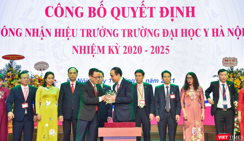 GS.TS. Tạ Thành Văn - Bí thư Đảng uỷ, Chủ tịch Hội đồng Trường Đại học Y Hà Nội - trao biểu trưng của Trường cho GS.TS. Nguyễn Hữu Tú - tân Hiệu trưởng.