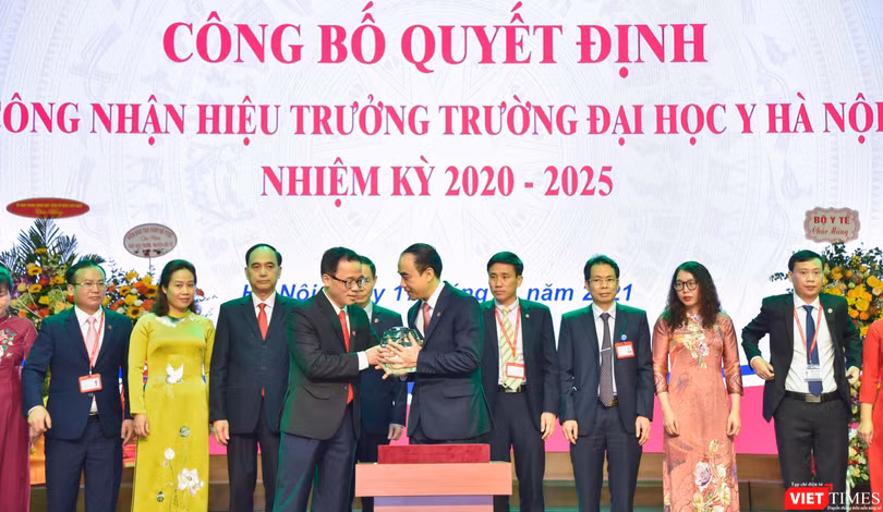 GS.TS. Tạ Thành Văn - Bí thư Đảng uỷ, Chủ tịch Hội đồng Trường Đại học Y Hà Nội - trao biểu trưng của Trường cho GS.TS. Nguyễn Hữu Tú - tân Hiệu trưởng.