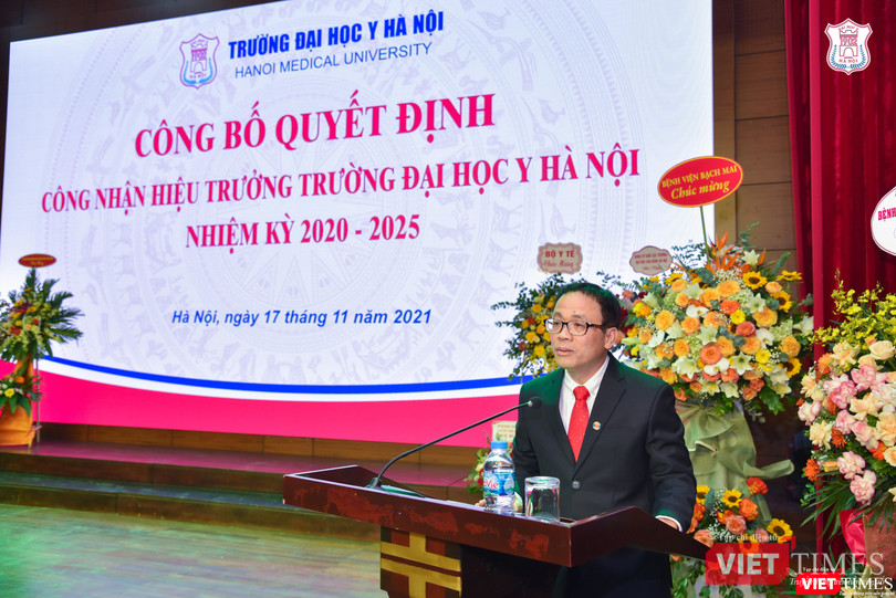 GS. TS. Tạ Thành Văn - Bí thư Đảng uỷ, Chủ tịch Hội đồng Trường Đại học Y Hà Nội phát biểu chúc mừng tân Hiệu trưởng GS. TS. Tạ Thành Văn - Bí thư Đảng uỷ, Chủ tịch Hội đồng Trường Đại học Y Hà Nội phát biểu chúc mừng tân Hiệu trưởng