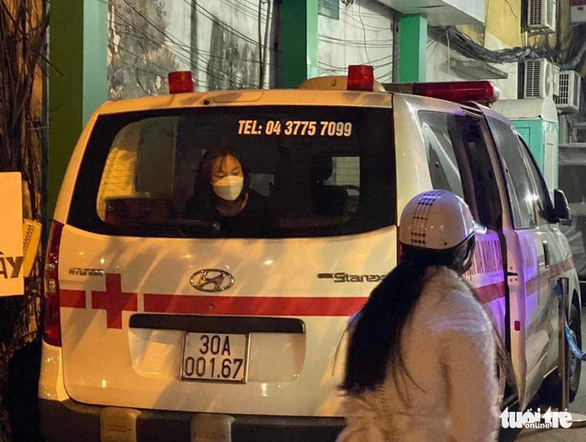 Chị P.T.T.A phải chịu cảnh cách ly suốt 16 tiếng giữa đêm lạnh và trưa nắng trên chiếc xe cứu thương (ảnh: Tuổi trẻ)