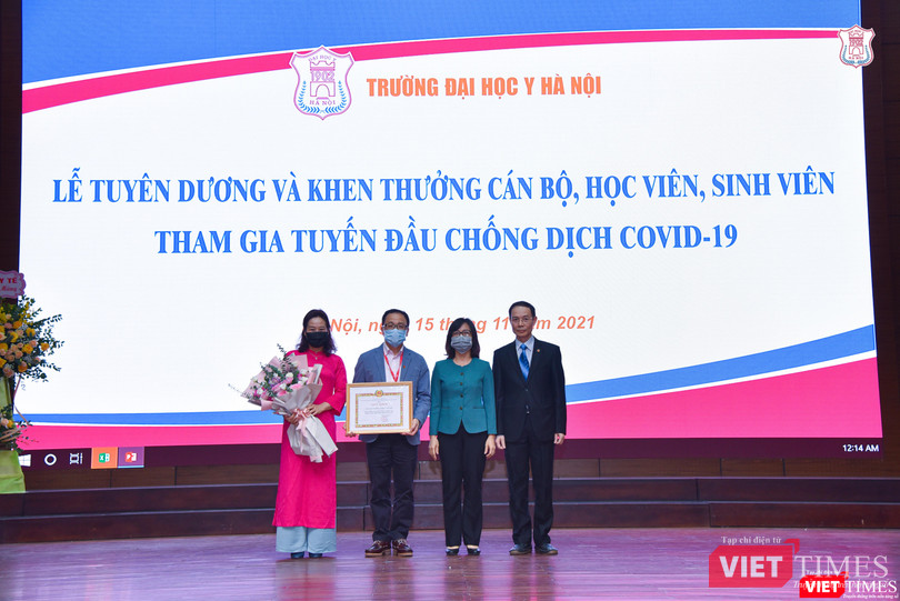 Đảng uỷ Khối các trường Đại học - Cao đẳng Hà Nội tặng Giấy khen cho tập thể Trường Đại học Y Hà Nội và 4 cá nhân của Trường vì những thành tích xuất sắc trong phòng, chống dịch. Đảng uỷ Khối các trường Đại học - Cao đẳng Hà Nội tặng Giấy khen cho tập thể Trường Đại học Y Hà Nội và 4 cá nhân của Trường vì những thành tích xuất sắc trong phòng, chống dịch.